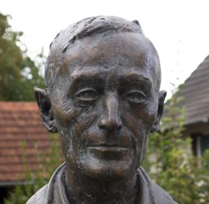 Herman hessse statue